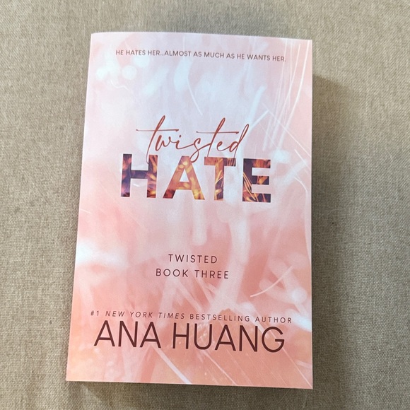 Book - Twisted Hate by Ana Huang - Picture 1 of 1